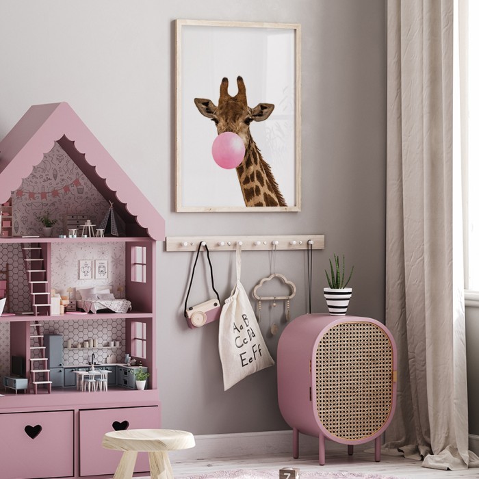 Αφίσα Poster Καμηλοπάρδαλη με ροζ τσιχλόφουσκα για παιδικό δωμάτιο 