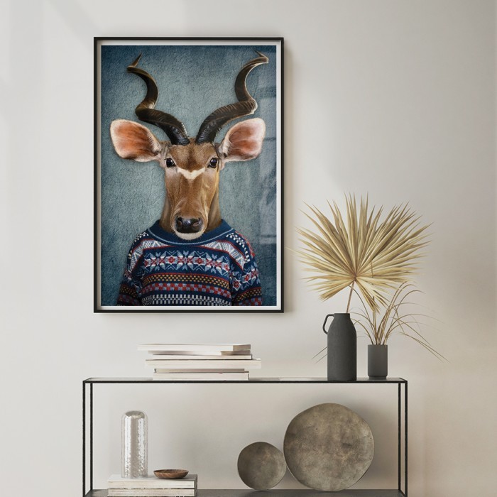 Poster Ελάφι με πουλόβερ για σαλόνι