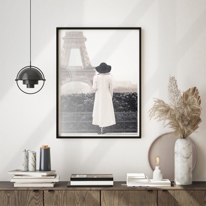 Αφίσα Poster Γυναίκα με άσπρο παλτό που παρατηρεί τον πύργο του Άιφελ με κορνίζα