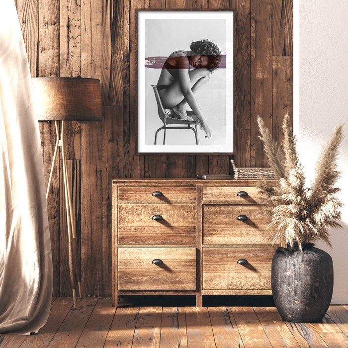 Αφίσα Poster Κοπέλα σε πόζα πάνω σε καρέκλα δωματίου