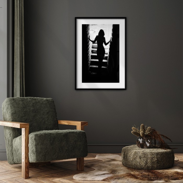 Αφίσα Poster Κοπέλα που ανεβαίνει μια σκοτεινή σκάλα για σαλόνι