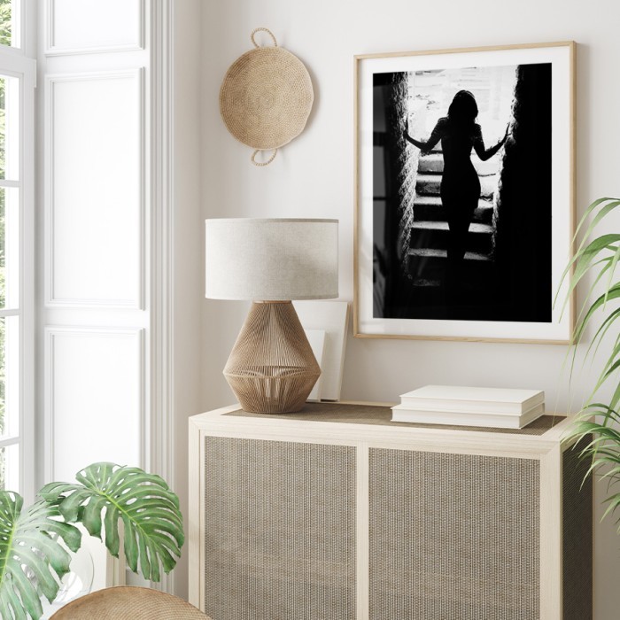 Αφίσα Poster Κοπέλα που ανεβαίνει μια σκοτεινή σκάλα με κορνίζα
