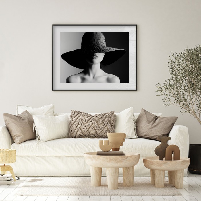 Αφίσα Poster Γυναίκα με εκθαμβωτικό καπέλο για σαλόνι