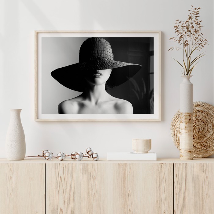 Αφίσα Poster Γυναίκα με εκθαμβωτικό καπέλο με κορνίζα