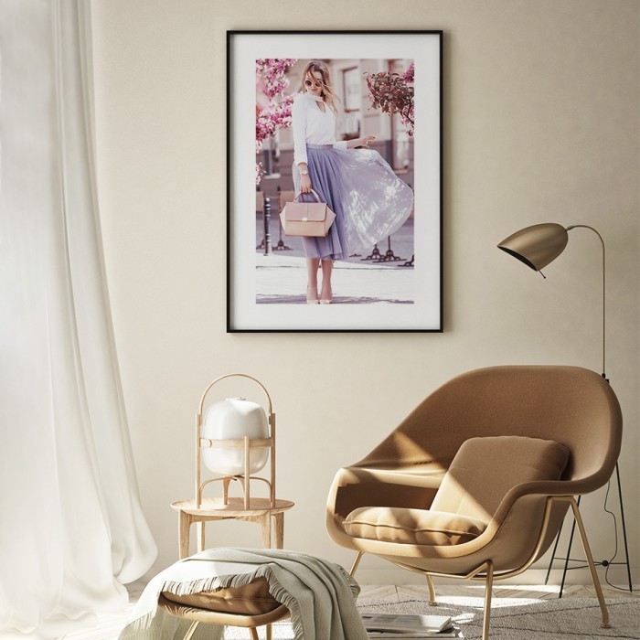 Αφίσα Poster Μοντέλο με μια μωβ φούστα και λευκή μπλούζα δωματίου