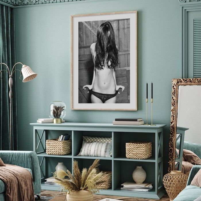 Αφίσα Poster Κοπέλα που κρύβει το στήθος της με τα μαλλιά της για σαλόνι