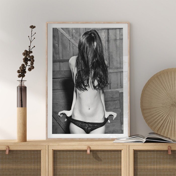 Αφίσα Poster Κοπέλα που κρύβει το στήθος της με τα μαλλιά της με κορνίζα