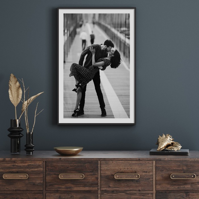 Αφίσα Poster Ερωτευμένο ζευγάρι που φιλιέται με κορνίζα