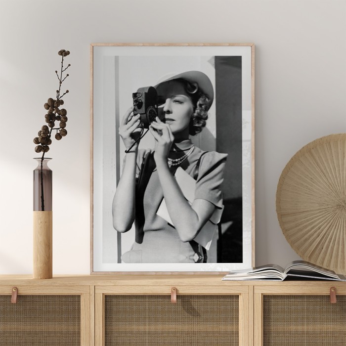 Αφίσα Poster Γυναίκα με φωτογραφική μηχανή με κορνίζα
