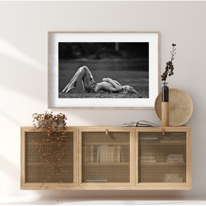 Αφίσα Poster Ημίγυμνη κοπέλα ξαπλωμένη στο γρασίδι με κορνίζα