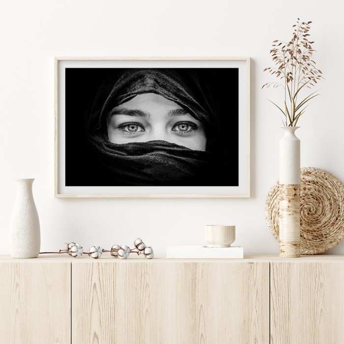Αφίσα Poster Μουσουλμάνα γυναίκα με όμορφο βλέμμα με κορνίζα