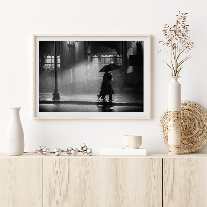 Αφίσα Poster Ζευγάρι που περπατάει στην βροχή με κορνίζα