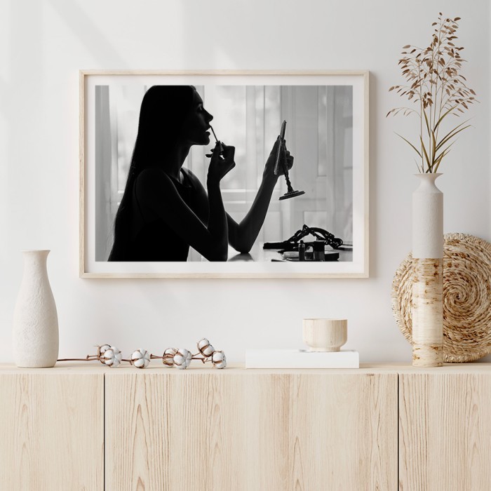Αφίσα Poster Κοπέλα που βάζει κραγιόν με κορνίζα