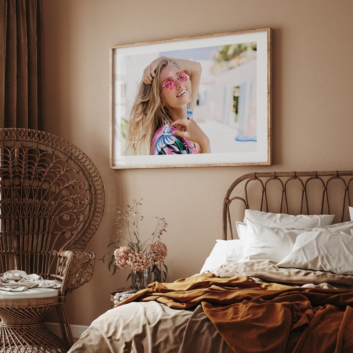 Αφίσα Poster Ξανθιά κοπέλα με φλοράλ πουκάμισο με κορνίζα
