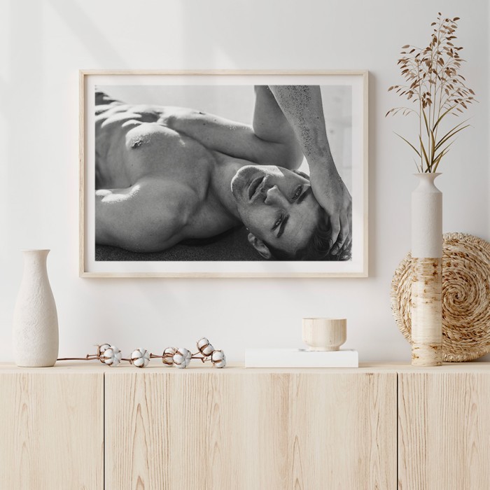 Αφίσα Poster Γυμνασμένος άντρας στην αμμουδιά με κορνίζα