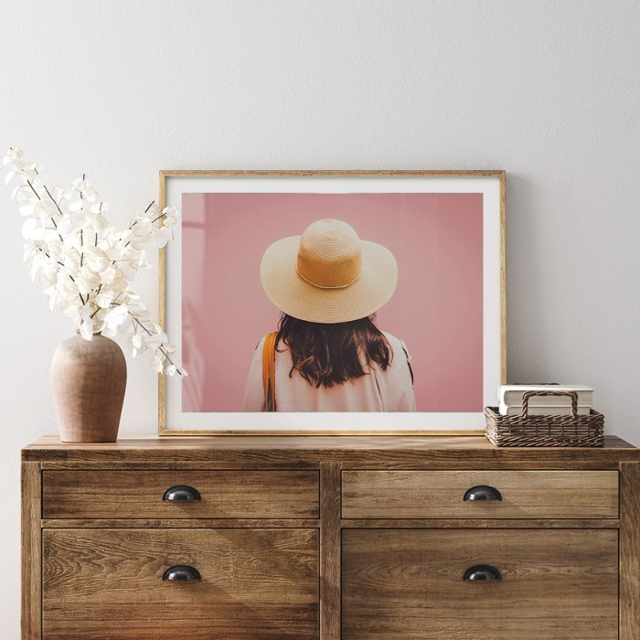 Αφίσα Poster Κοπέλα με ψάθινο καπέλο με κορνίζα