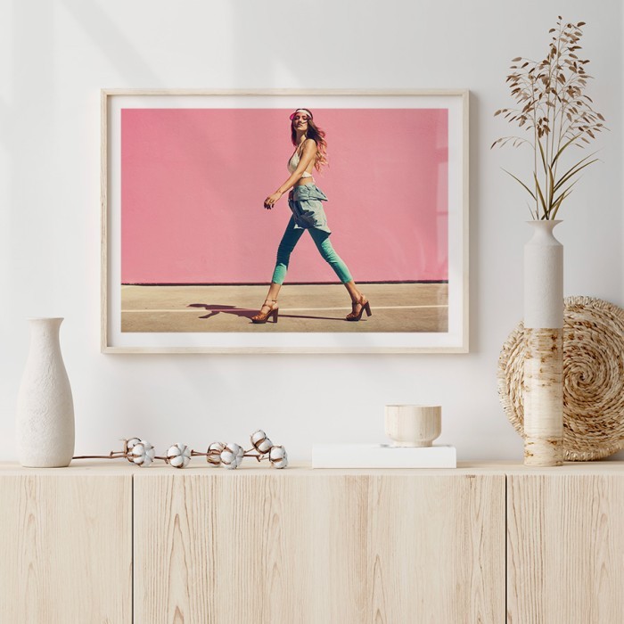 Αφίσα Poster Μοντέλο με τρέντυ λουκ σε ροζ φόντο με κορνίζα