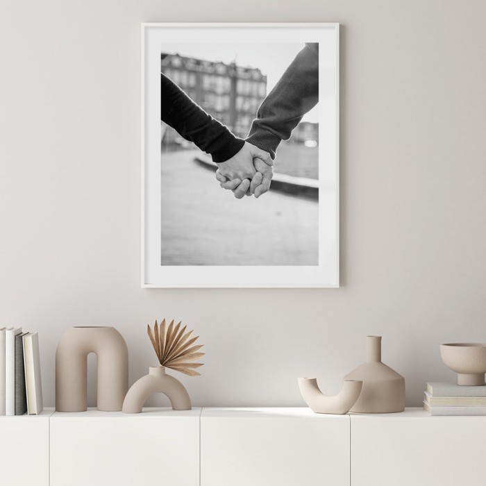 Αφίσα Poster Ερωτευμένο ζευγάρι που κρατιούνται από το χέρι με κορνίζα