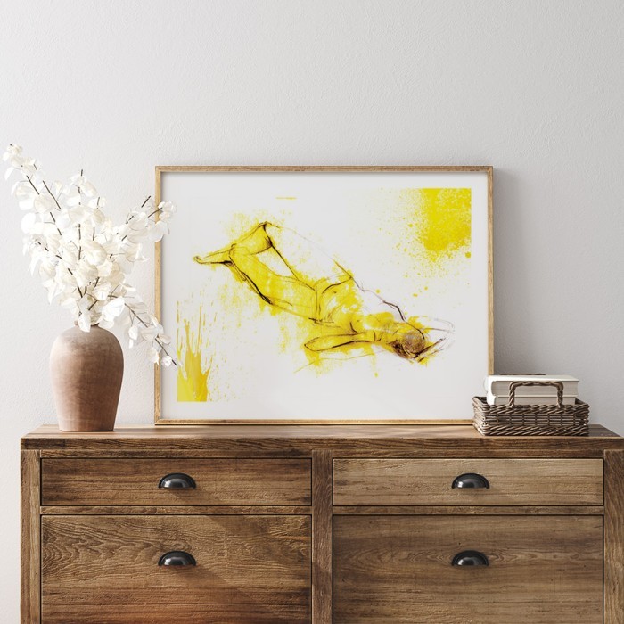 Αφίσα Poster Κοπέλα στα κίτρινα με κορνίζα