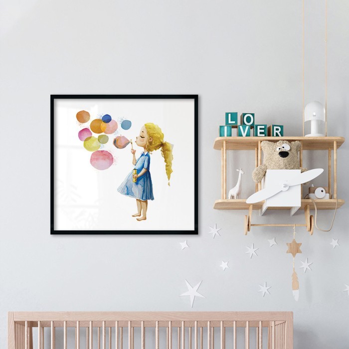 Αφίσα Poster Κοριτσάκι που κάνει φούσκες με κορνίζα