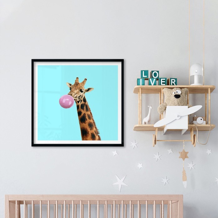 Αφίσα Poster Giraffe with a gum με κορνίζα