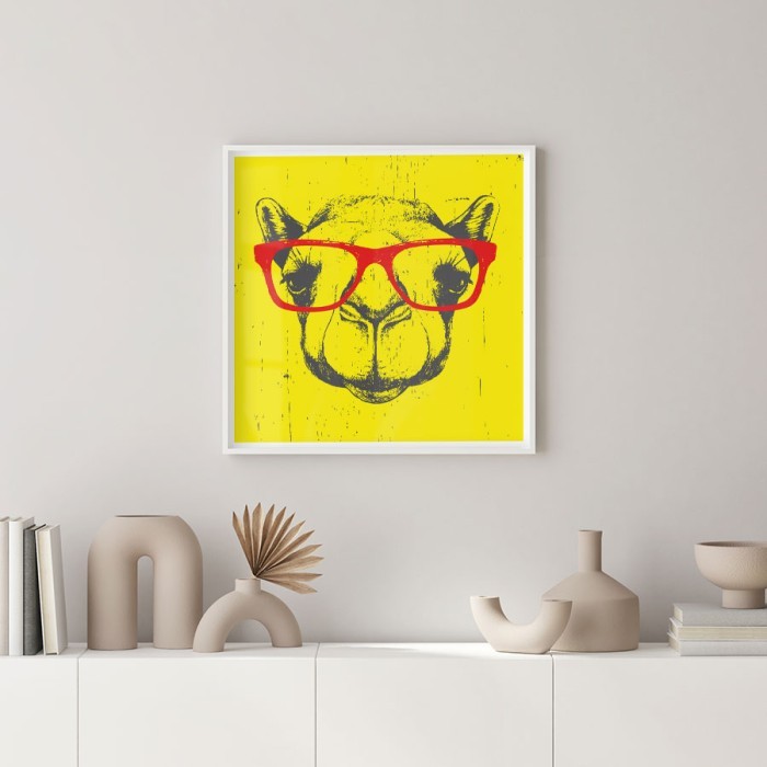 Αφίσες δωματίου Κίτρινη καμήλα με κόκκινα γυαλιά