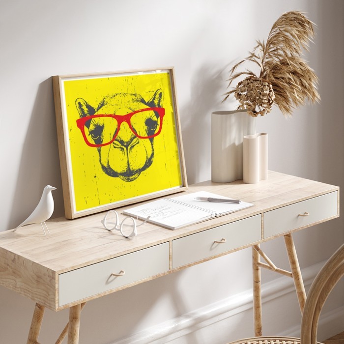 Αφίσα-Poster Κίτρινη καμήλα με κόκκινα γυαλιά με κορνίζα 