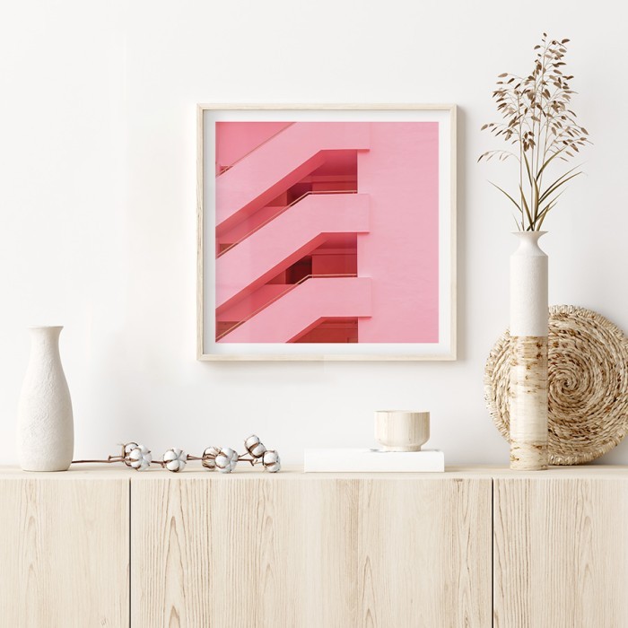 Αφίσα Poster Ροζ πολυκατοικία με σκάλες με κορνίζα