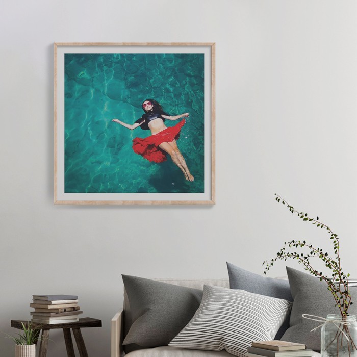 Αφίσα Poster Κοπέλα με κόκκινη φούστα που κολυμπάει με κορνίζα