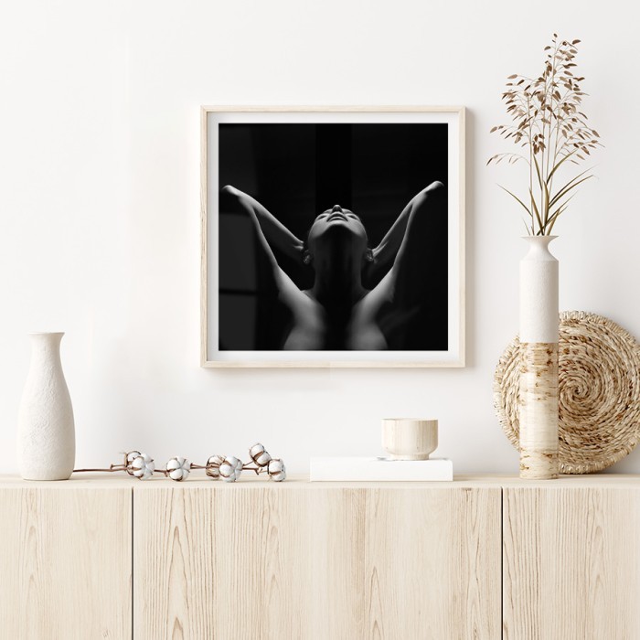 Αφίσα Poster Γυναίκα σε καλλιτεχνική πόζα με κορνίζα