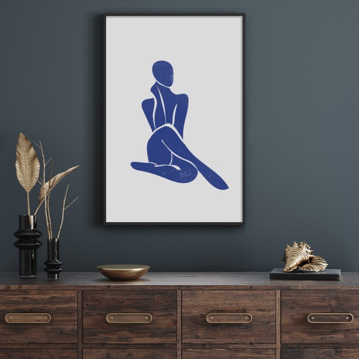 Αφίσα Poster Καθισμένη μπλε γυναικεία φιγούρα με κορνίζα