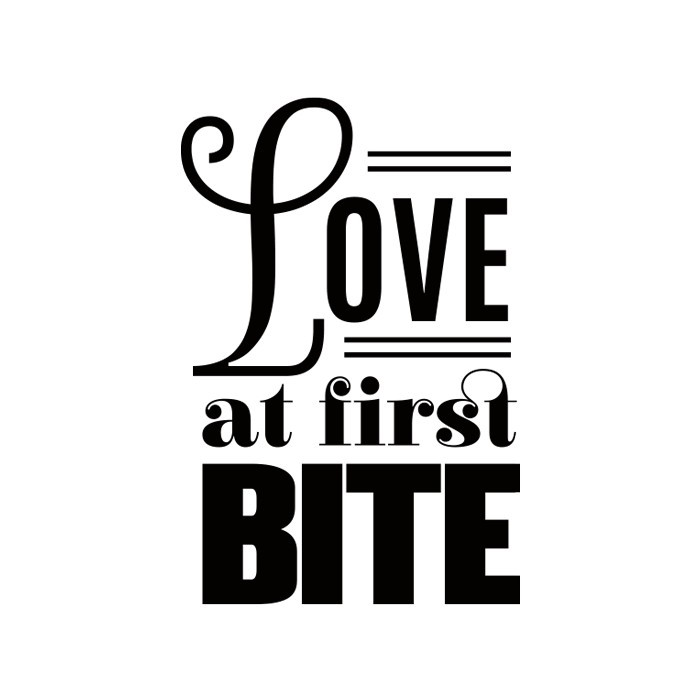 Αυτοκόλλητο τοίχου φράση Έρωτας με την πρώτη μπουκιά