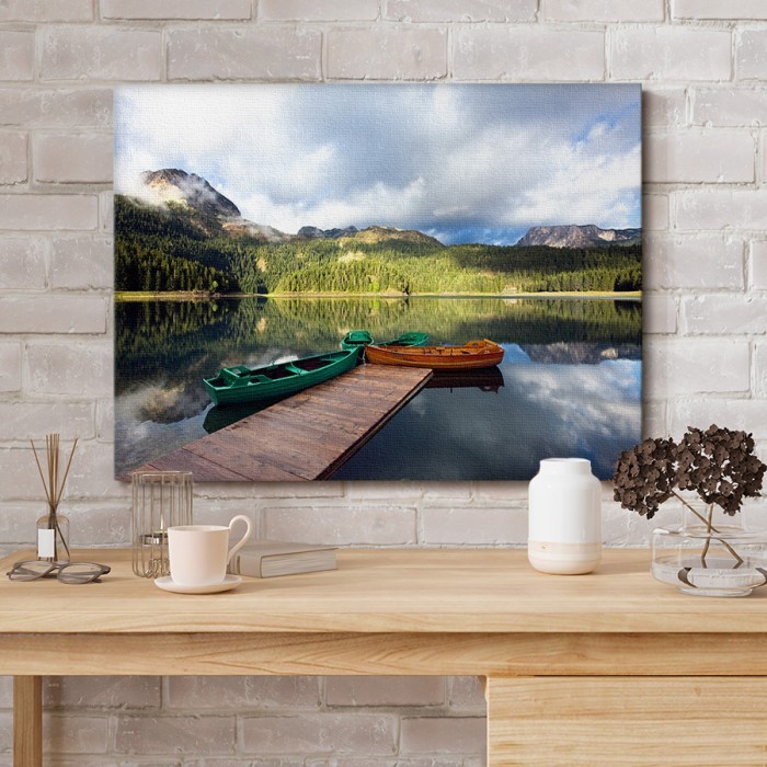 Λίμνη με βάρκες σε Πίνακα σε καμβά με κορνίζα