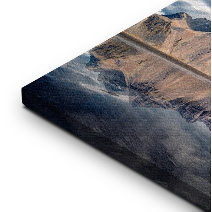 Λίμνη και βουνό σε έτοιμους πίνακες με τελάρο και κορνίζα