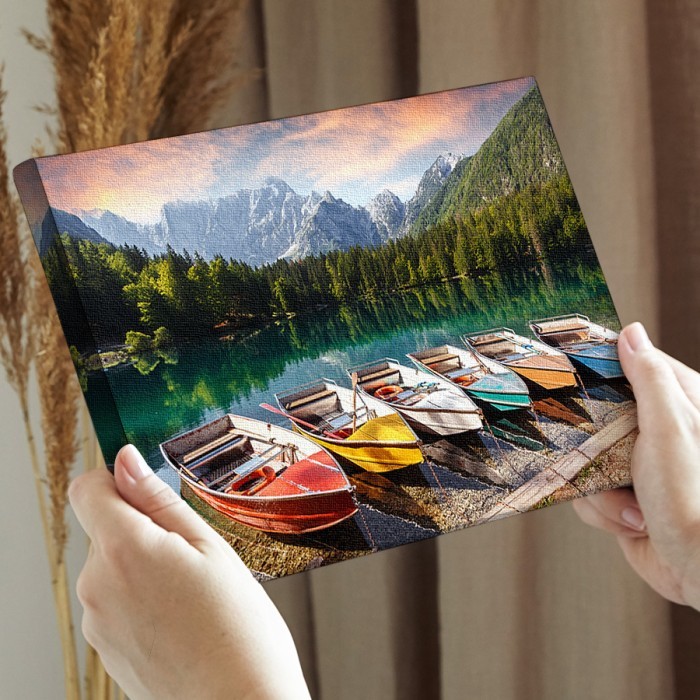 Λίμνη με πολύχρωμες βάρκες σε Πίνακα σε καμβά για την διακόσμηση τοίχου