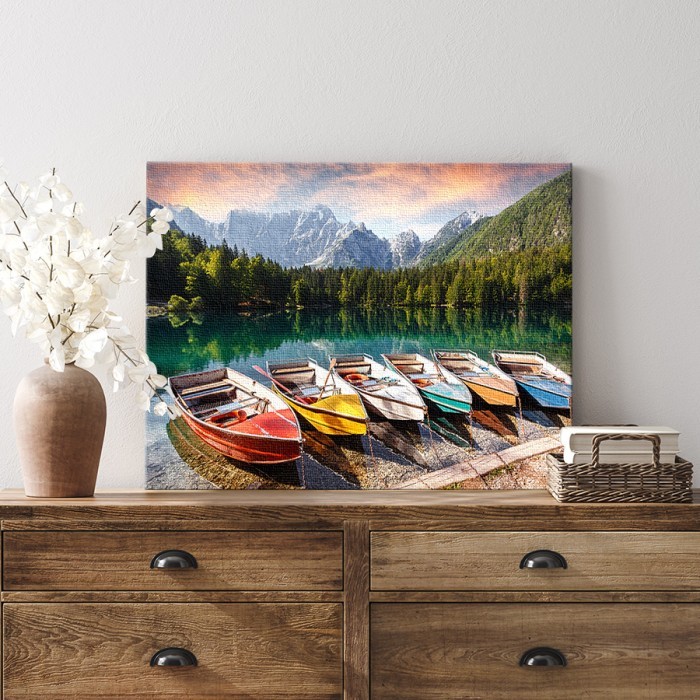 Λίμνη με πολύχρωμες βάρκες σε Πίνακα σε καμβά για το σαλόνι