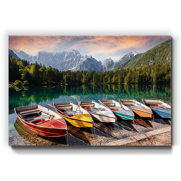 Λίμνη με πολύχρωμες βάρκες σε Πίνακα σε καμβά
