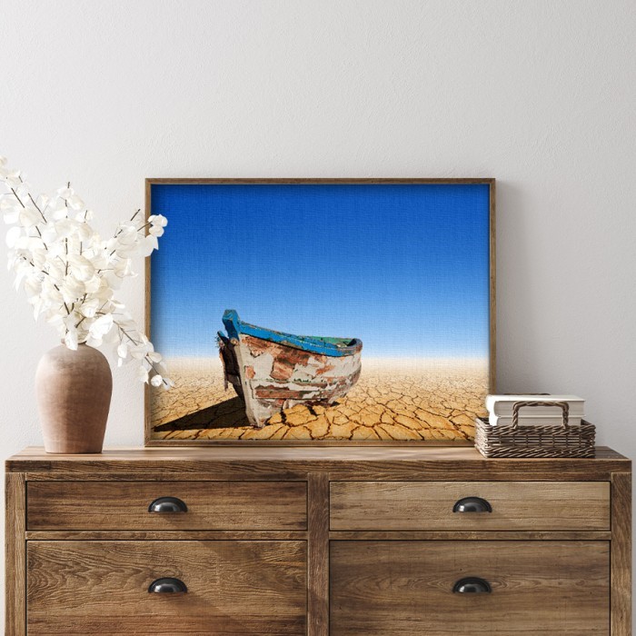 Πίνακας σε καμβά με κορνίζα – Παλιά βάρκα στην ξηρά