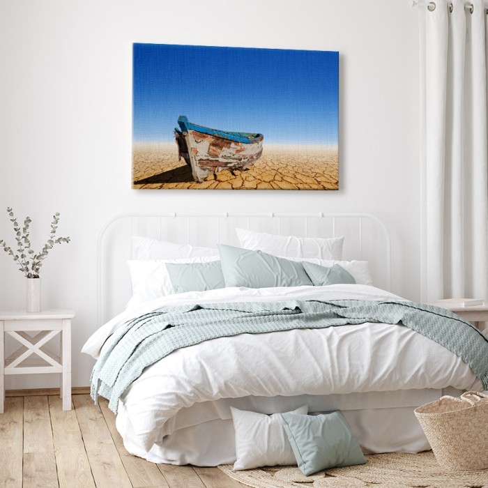 Πίνακας σε καμβά για το υπνοδωμάτιο – Παλιά βάρκα στην ξηρά