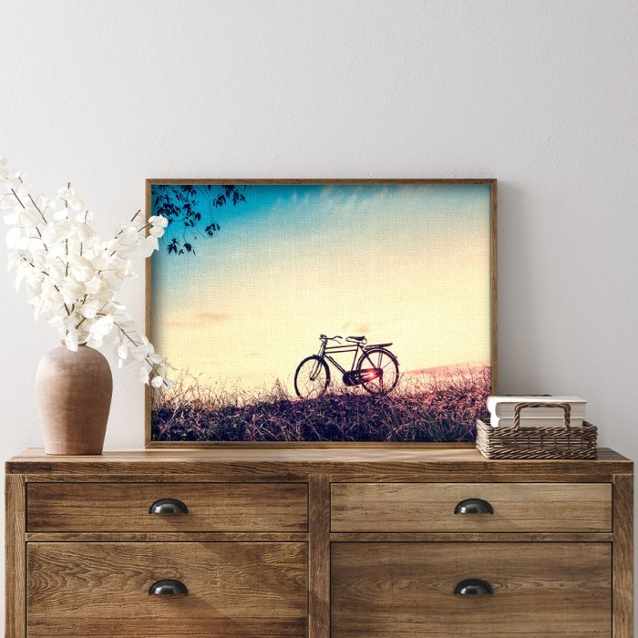 Πίνακας σε καμβά με κορνίζα – Ποδήλατο στο ηλιοβασίλεμα