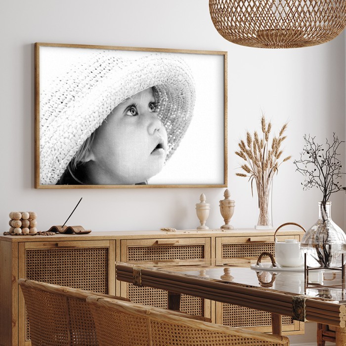 Πίνακας σε καμβά με κορνίζα – Κοριτσάκι με ψάθινο καπέλο