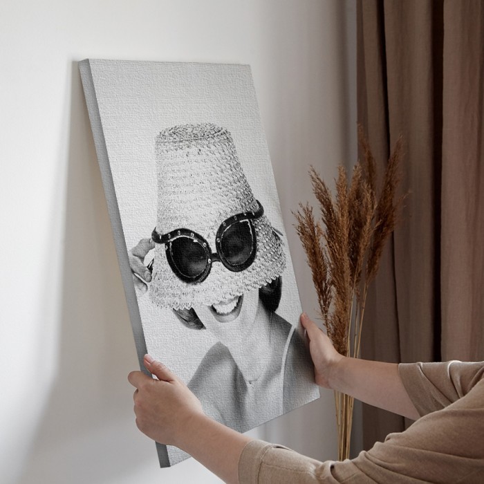 Πίνακας σε καμβά διακόσμηση τοίχου – Γυναίκα με ψάθινο καπέλο