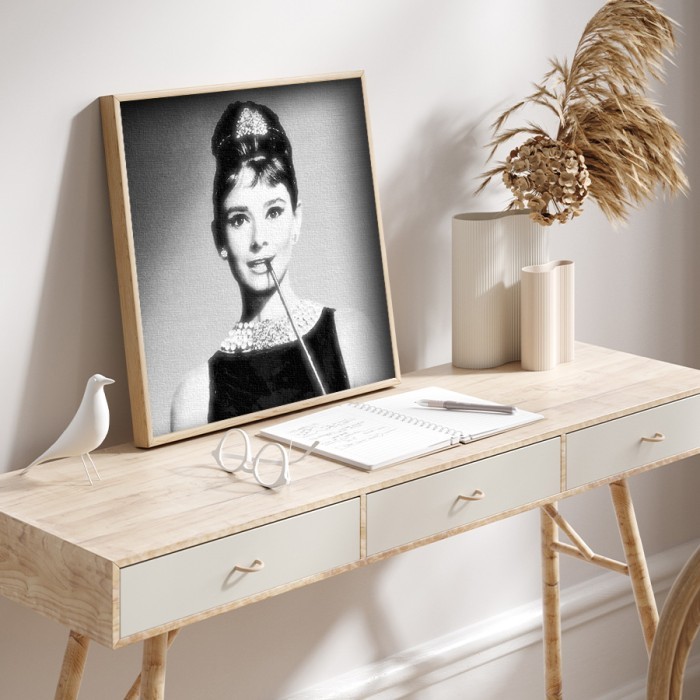 Πίνακας σε καμβά με κορνίζα – Audrey Hepburn