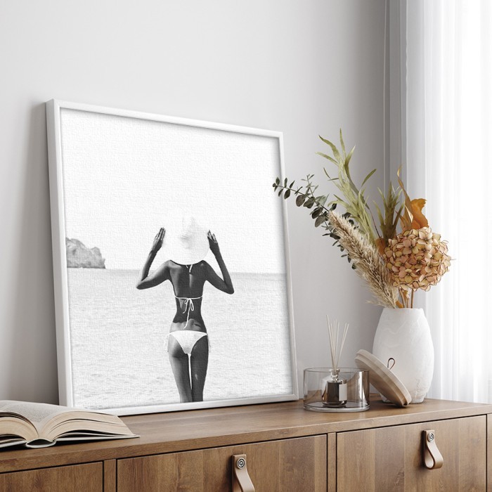 Πίνακας σε καμβά με κορνίζα – Γυναίκα στη παραλία