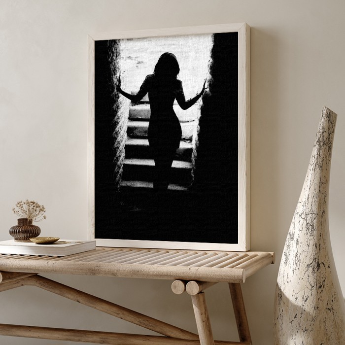 Πίνακας σε καμβά με κορνίζα – Γυναίκα στις σκάλες