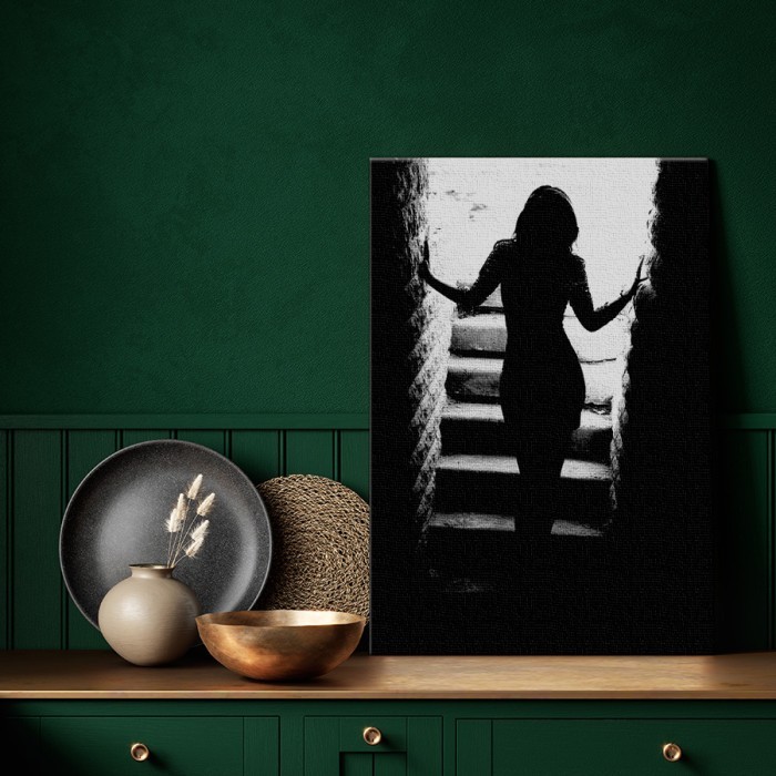 Πίνακας σε καμβά για το δωμάτιο – Γυναίκα στις σκάλες