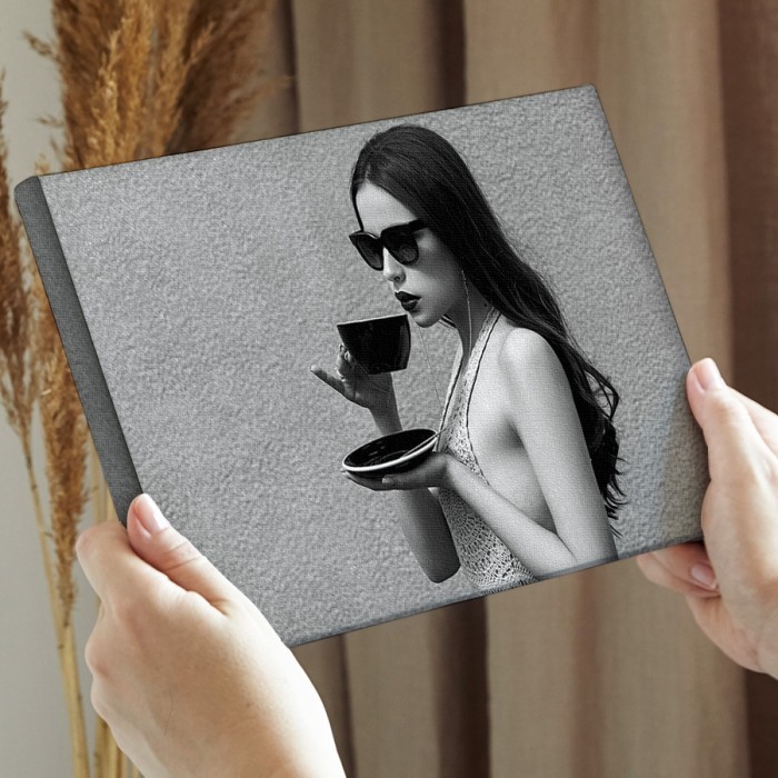 Πίνακας σε καμβά διακόσμηση τοίχου – Στυλάτη κοπέλα πίνει καφέ