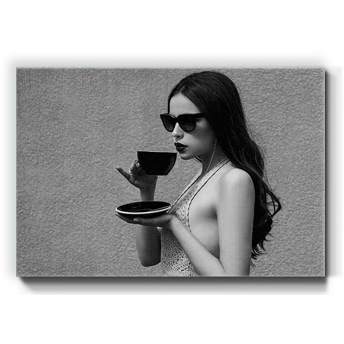 Πίνακας σε καμβά – Στυλάτη κοπέλα πίνει καφέ