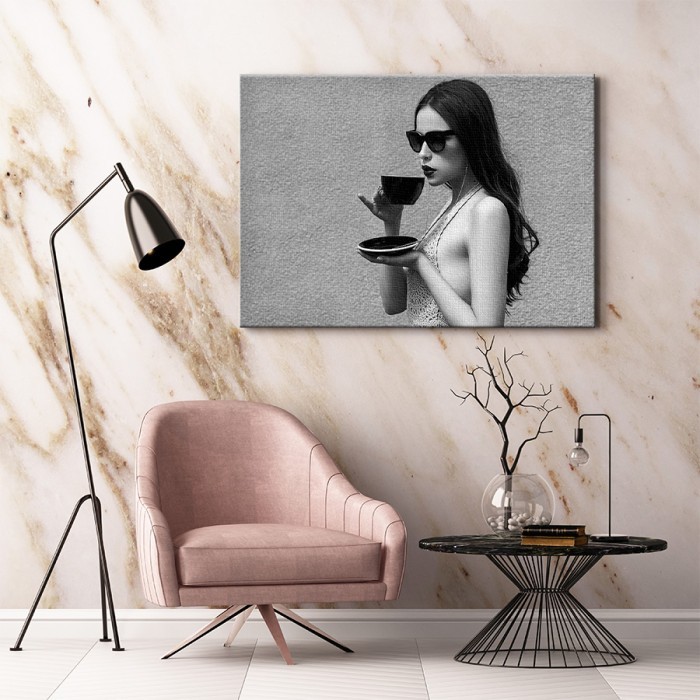 Πίνακας σε καμβά για το σαλόνι – Στυλάτη κοπέλα πίνει καφέ