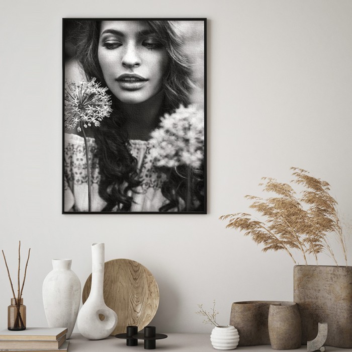 Πίνακας σε καμβά με κορνίζα – Γυναίκα ανάμεσα σε λουλούδια
